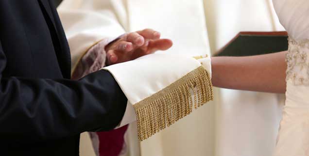 Katholische Eheschließung: Dass die Ehe unter Katholiken - anders als unter Protestanten - als Sakrament gilt, ist ein zentraler Grund dafür, warum es nach kirchlich-katholischem Verständnis keine Ehescheidung und anschließende kirchliche Wiederheirat geben kann. (Foto: wideonet/Fotolia) Katholische Eheschließung: Dass die Ehe unter Katholiken - anders als unter Protestanten - als Sakrament gilt, ist ein zentraler Grund dafür, warum es nach kirchlich-katholischem Verständnis keine Ehescheidung und anschließende kirchliche Wiederheirat geben kann. (Foto: wideonet/Fotolia)