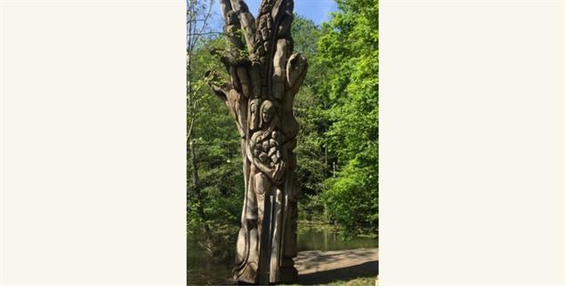 »Lebensbaum« von Mile Prerad. Das Kunstobjekt steht am Hexenteich in Menden/Sauerland. (Foto: Gisela Habekost)