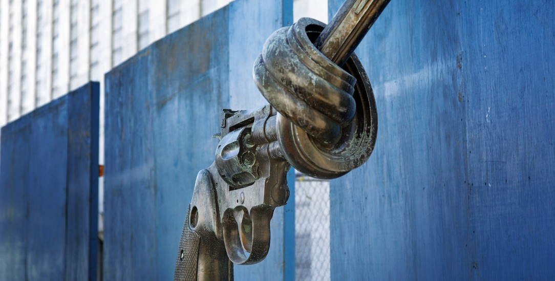 Keine Gewalt! Seit 1988 steht der bronzene verknotete Revolver des schwedischen Künstlers Carl Fredrik Reuterswärd vor dem UN-Hauptquartier in New York. (Foto: Imago Images)