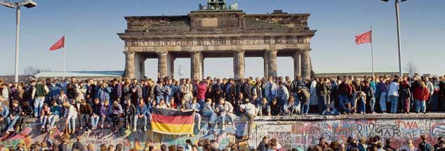 Berlin, einen Tag nach der Maueröffnung im Jahr 1989: Welches Land hat die Chance, sich über die unterschiedlichen Erfahrungen in einer gemeinsamen Sprache auszutauschen? Wann beginnen wir, diese Unterschiede als Reichtum zu begreifen und nicht als Defizit? (Foto: imago/imagebroker)