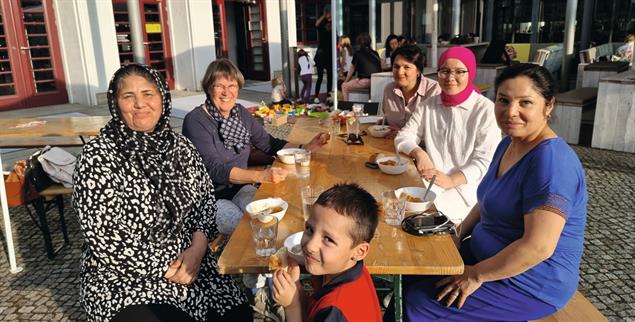 In der Herbstsonne: Weil es noch mal warm ist, findet das Frauencafé vor dem Theater statt. (Foto: Constanze Bandowski)