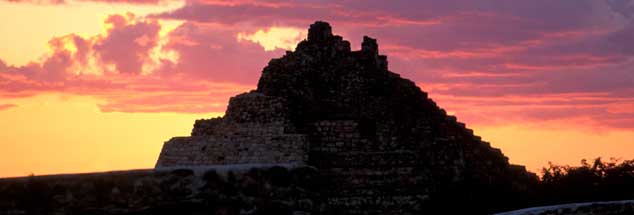 Mexiko, Halbinsel Yucatán: Sonnenuntergang über der Maya-Pyramide Oxikintok (Foto: pa/TipsImages / Angelo Cavalli)
