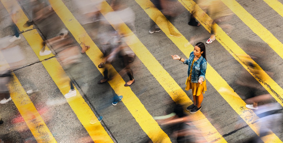 Wie können wir wieder lernen, ganz aufmerksam zu sein? Ganz im Hier und Jetzt, egal wie lärmig die Welt um uns herum ist. Die Freunde der Aufmerksamkeit versuchen es. (Foto: istock by Getty / georgeclerk)