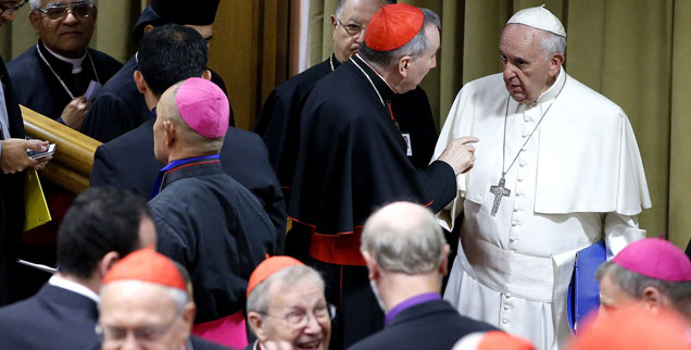 Papst Franziskus auf der Familiensynode im Gespräch mit Bischöfen aus aller Welt: Seinen Weg der Öffnung der Kirche in Ehe- und Familienfragen hat er den meisten Synodenvätern schmackhaft machen können. (Foto: pa/dpa/Fabio Frustaci)