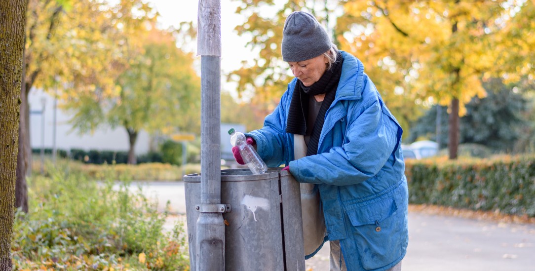 Mehr Empathie, bitte: Frau beim Flaschensammeln. (Foto: istockphoto/mheim3011)