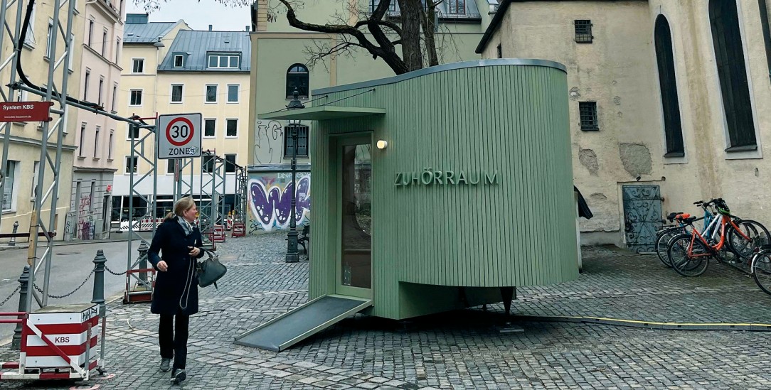 Jeder kann hereinkommen und reden: Drinnen wartet nachmittags eine ehrenamtliche Person und hört einfach zu. (Foto: Rudolf Stumberger)