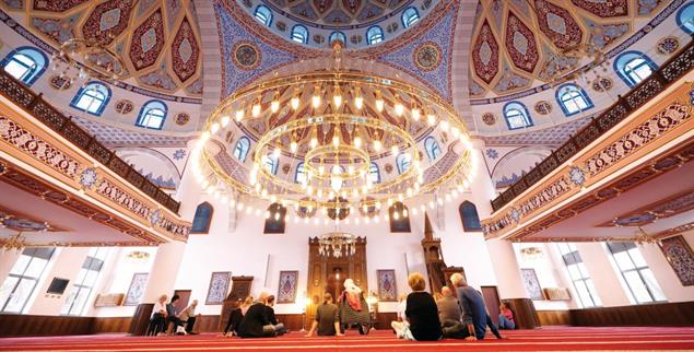 Das Gotteshaus ist für alle offen: Besucher in einer Duisburger Moschee. (Foto: pa/dpa)