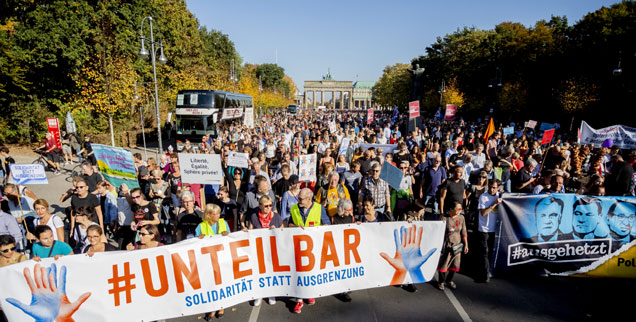Solidarität statt Ausgrenzung: Demonstranten ziehen unter dem Motto #Unteilbar vor dem Brandenburger Tor Richtung Siegessäule. (Foto: Christoph pa/zb/Soeder)