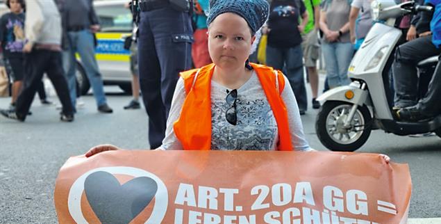 Widerstand gegen das Weiter-So: Anna Böck bei der Straßenblockade. (Foto: Letzte Generation)