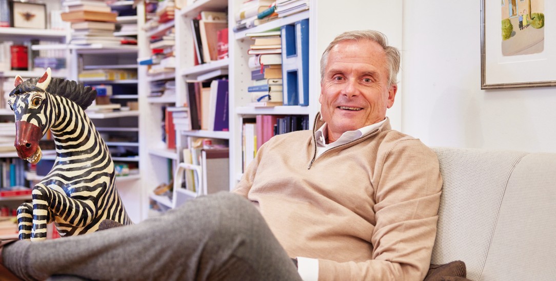 Heiter mit Zebra: Schriftsteller Axel Hacke in seiner Ein-Zimmer-Schreibwerkstatt in München (Foto: Klaus D. Wolf)