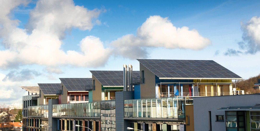 Private Energiewende: Viele Hausbesitzer haben mittlerweile eine Solaranlage auf dem Dach. Auch, weil sie Geld für den Strom bekommen, den sie ins Netz einspeisen. (Foto: PA / imageBROKER / Daniel Schoenen)