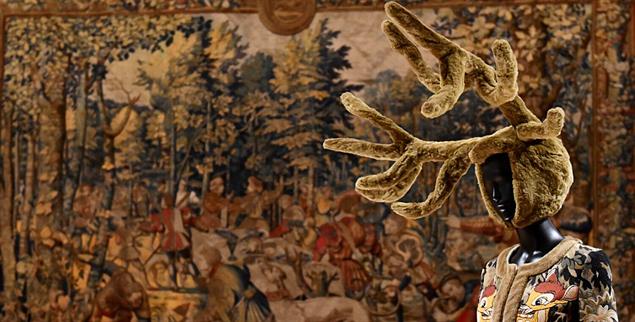 Bambi reloaded: Das Kostüm von Jean-Charles de Castelbajac samt Kopfschmuck passt perfekt zur Jagdszene des Gobelins. (Foto: JC de Castelbajac/© Musée du Louvre/Nicolas Bousser)