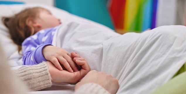 Hand in Hand: Ehrenamtliche des ambulanten Kinderhospizdienstes sind einfach da – für das kranke Kind, für Eltern oder Geschwister (Foto: istock by Getty / sturti)