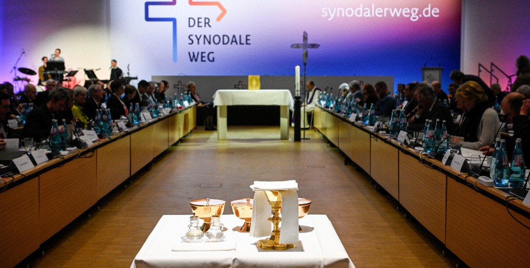 Wer darf künftig am Altar stehen? Um den Zugang zu Diakonat und Priesteramt ging es am letzten Tag der Versammlung (Foto: Julia Steinbrecht/KNA)