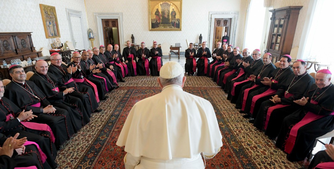 Zwischenzeugnis an den Gräbern der Apostel: Ad-limina-Besuch der brasilianischen Bischöfe bei Papst Franziskus im Oktober 2022 (Foto: PA / abaca)