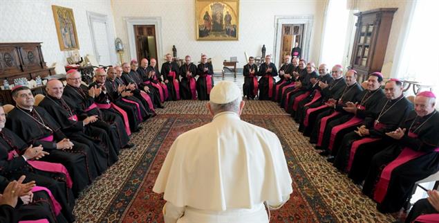 Zwischenzeugnis an den Gräbern der Apostel: Ad-limina-Besuch der brasilianischen Bischöfe bei Papst Franziskus im Oktober 2022 (Foto: PA / abaca)