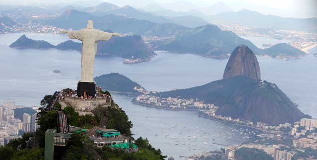 Christus-Statue in Rio de Janeiro: Die brasilianische Kultur ist von Religion durchdrungen, doch unter den Gläubigen gibt es einen rasanten Wandel, der Anteil der Katholiken an der Bevölkerung wird kleiner, evangelikale und pfingstlerische Kirchen wachsen schnell (Foto: pa/Reuters/Domingos)