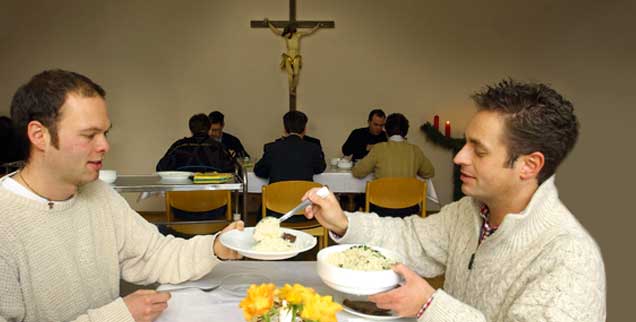 Mittagessen im Priesterseminar: Glücklich, wer hier offen über sich reden kann. (Foto: pa/Heddergott) 