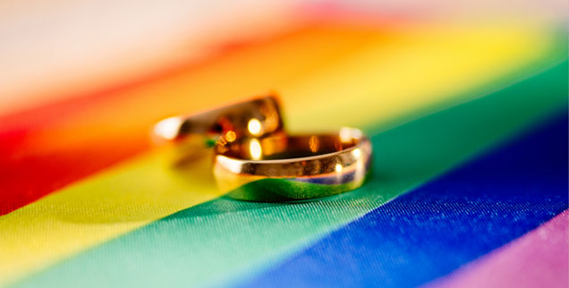 In der Evangelischen Landeskirche in Württemberg nach wie vor umstritten: Sollen Pfarrerinnen und Pfarrer homosexuelle Paare segnen dürfen? (Foto: iStock by getty/djedzura)