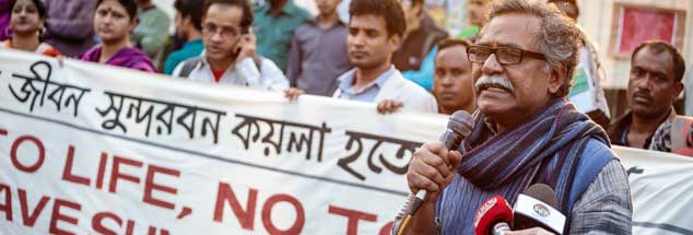 Anu Muhammad (vorn rechts) Anfang des Jahres bei Protesten in Dhaka gegen das Projekt Rampal: Der Wirtschaftsprofessor, Autor und Aktivist will ein Kohlekraftwerk nahe der Mangrovenwälder verhindern. (Foto: Weyand)
