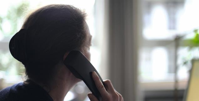 Genau hinhören, Rat und Auskunft geben: Eine Beraterin bei der »Nummer gegen Kummer« am Telefon. (Foto: imago / Funke Foto Services / Alexandra Roth)