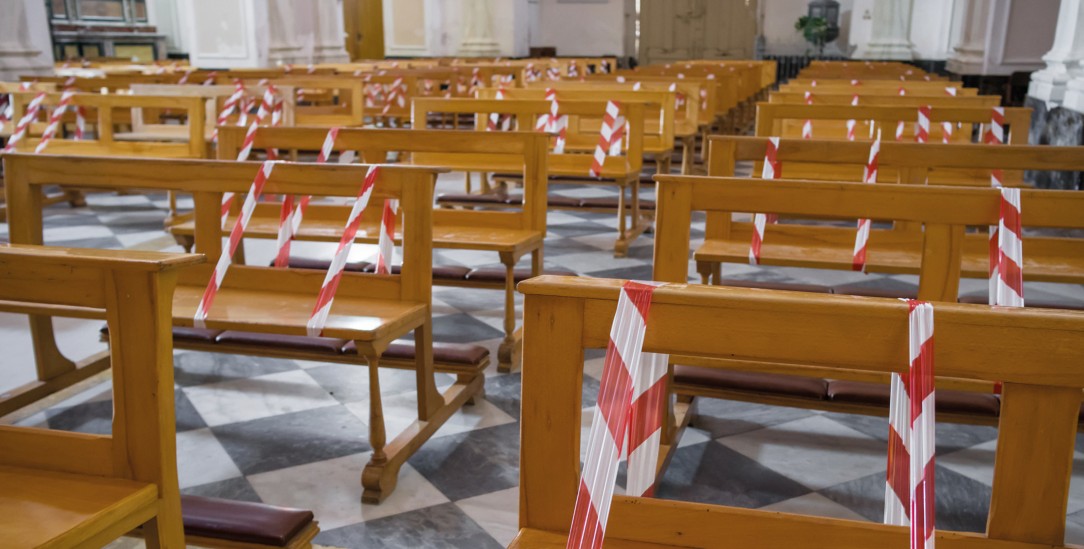 Tristesse im leeren Kirchenraum: Corona hat die Zahl der Gottesdienstbesucher nachhaltig verringert (Foto: stock.Adobe.com / MAZURKEVICH ALEXANDER)
