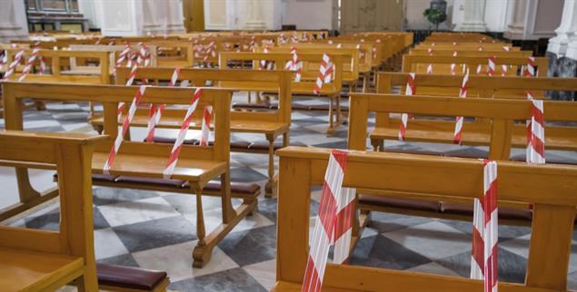 Tristesse im leeren Kirchenraum: Corona hat die Zahl der Gottesdienstbesucher nachhaltig verringert (Foto: stock.Adobe.com / MAZURKEVICH ALEXANDER)