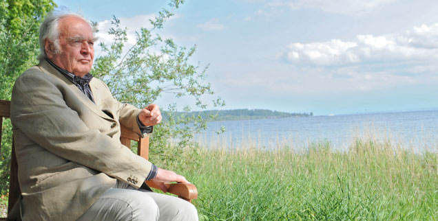 Wie wird man das - ein Mensch ohne Angst? Martin Walser denkt darüber nach: auf seiner Gartenbank am Bodensee. (Foto: pa/Seeger)