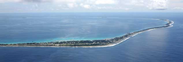 Für Tuvalu, eine Insel im Pazifischen Ozean, ist der Klimawandel existenziell, weil sie bei steigendem Meeresspiegel überschwemmt wird. Für Europa scheint das Thema wieder nachrangig geworden, trotz des gerade verabredeten weltweiten Klimavertrages. (Foto: pa/Koene)