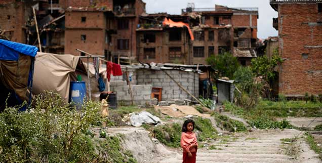 Viele Kinder wurden bei dem Erdbeben in Nepal traumatisiert, etliche haben ihre Eltern verloren. Die Bewohner hoffen darauf, dass sich die Unterstützung durch den Westen nicht auf die Nothilfe beschränkt, Städte könnten Patenschaften für Kommunen in Nepal übernehmen, Firmen ihr Know How weitergeben (Foto: pa/Irham)
