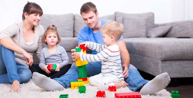 Mit Mama und Papa zu Hause - am hellichten Nachmittag: Wenn die Kernzeit der Familien, die irgendwo zwischen 16 und 21 Uhr liegt, auf dem Arbeitsmarkt eine Rolle spielte, wäre das Vereinbarkeitsproblem vieler Eltern gelöst. (Foto: Diana_Drubig/fotolia)