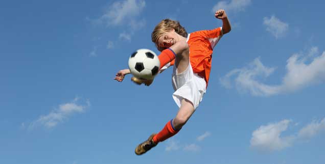 Die Kinder sollen beim Fußball Spaß haben und nicht unter Leistungsdruck gesetzt werden, das ist die Idee, die hinter der Fair-Play-Liga steht (Foto: gettyimages.com/istockphoto/mandygodbehear)