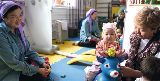 Gefördert und geborgen: Therapeutinnen kümmern sich im Uplift-Zentrum um behinderte Kinder und deren Eltern. (Foto: Jörg Böthling)