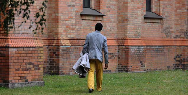 Flüchtling in Berlin, im September 2014 auf dem Gelände der St. Thomas-Kirche in Kreuzberg: Das Kirchenasyl ist eine Erfolgsgeschichte. In rund neunzig Prozent der Fälle hat es bessere rechtsstaatliche Lösungen erreicht. (Foto: pa/ Zinken)

