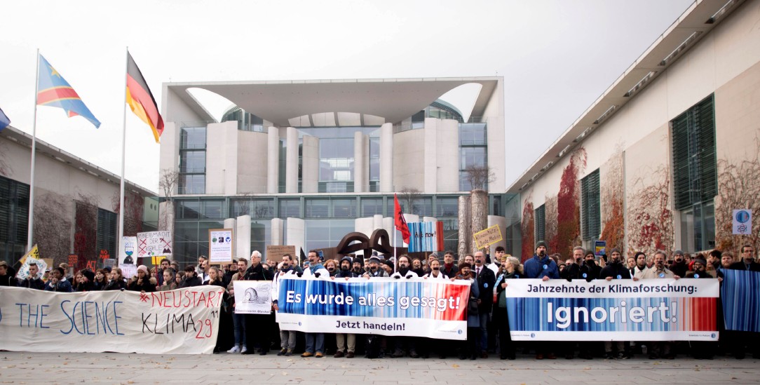Ist wirklich alles schon gesagt? Protest von Fridays for Future vor dem Kanzleramt in Berlin. (Foto: IMAGO/IPON)
