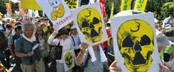 Atompolitik in Japan: Während die Regierung nach dem Gau von Fukushima weitermacht wie gehabt, wächst der Widerstand in der Bevölkerung. Im Juli  2012 (unser Foto) demonstrierten fast 200.000 Menschen in Tokio gegen die Atompolitik: Weitere Demos sind für den Herbst geplant.(Foto: pa/Kyodo/MAXPPP)

 