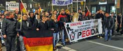Dresden, seit Wochen jeden Montagabend dasselbe Bild: Tausende Demonstranten laufen  durch die Innenstadt. Sie folgen einem Aufruf der Initiative "Patriotische Europäer gegen die Islamisierung des Abendlandes"(PEGIDA). (Foto: pa/Hiekel)