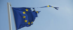 Noch ist nur diese Flagge zerrissen, die Staatengemeinschaft aber wankt: Wie lange wird Europa noch einig sein? (Foto: iStock by Getty/mikie11)