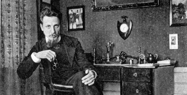 Pilger mit Sinn für Schönheit: Rainer Maria Rilke 1923 an der Eingangstür zum Schweizer Chateau de Muzot. Dort verbrachte er seine letzten Jahre.(Foto. pa/akg-images)