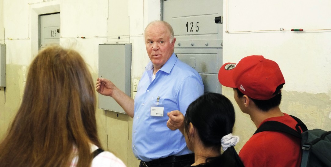 Gang durch die Geschichte: Zeitzeuge Rolf Kranz zeigt Schülern das frühere Stasi-Gefängnis Hohenschönhausen (Foto: Scheffer) 