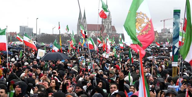 Begrenzter Protest: Die deutsche Zivilgesellschaft bleibt beim Thema Iran seltsam stumm. (Foto: picture alliance / SZ Photo / Stephan Rumpf)