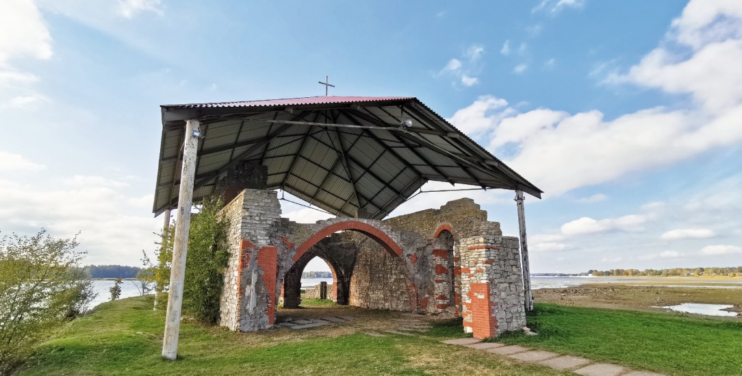 Überreste der ältesten Kirche in Lettland (Foto: Marius Thöne/Bonifatiuswerk)