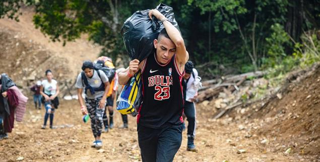Auf ins gelobte Land: Migranten im Darién im Norden Kolumbiens. Nur anfangs ist der Weg so breit. (Foto: Adveniat/Jonas Brander)