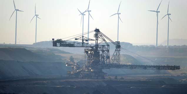 Braunkohletagebau in Garzweiler: Hinterlassen wird eine Mondlandschaft. (Foto: Federico Gambarin/ dpa)