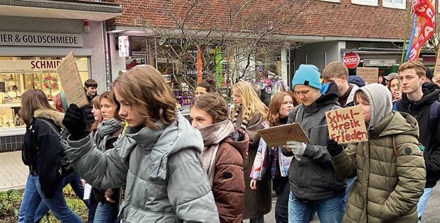 Aus Protest gegen Krieg und Wehrpflicht sind am 5. Dezember 2025 bundesweit Tausende Jugendliche auf die Straße gegangen (Foto: IMAGO/Willi Schewski)