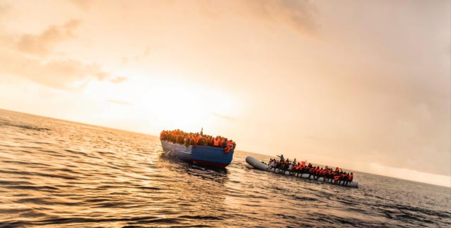 Hunderte Flüchtlinge in Booten vor der libyschen Küste: Diese werden im Dezember 2016 von einem Search and Rescue Team der NGO »SOS Mediterranee« gerettet. Viele andere nicht. (Foto: pa/Laurin Schmidt)