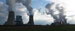 Braunkohlekraftwerke wie das in Neurath verhageln Deutschlands Klimabilanz: Ein breites Bündnis von Umweltorganisationen und Kirchen fordert jetzt von der Bundesregierung, bis 2035 alle Kohlekraftwerke abzuschalten und noch vor der nächsten Bundestagswahl den Kohleausstieg gesetzlich festzuschreiben (Foto: pa)