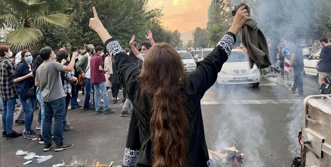 Protest in Teheran: Die Frauen im Iran verdienen Unterstützung, doch feministische Außenpolitik ist das nicht. Dazu gehört mehr als Politik von Frauen für Frauen (Foto:pa/Social Media/ZUMA Press)