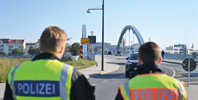  Einsatz gegen Schleuserbanden: Beamte der Bundespolizei an der deutsch-polnischen Grenze (Foto: PA / DPA / Patrick Pleul)