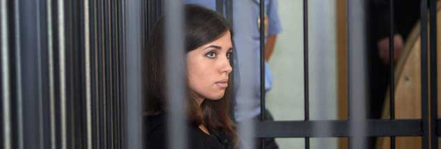 Nadeschda Tolokonnikowa, Pussy Riot-Aktivistin, auf einem Foto aus Prozesstagen im Jahr 2012. Heute sitzt sie im Straflager ein. (Foto: PA/AP Photo)